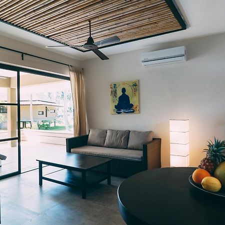 Le Motu Hotel Taling Ngam Beach Exterior foto